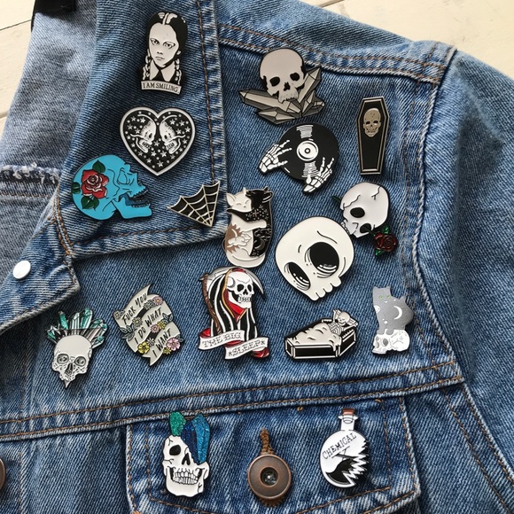 😒 Wednesday Addams Smiling Pin - Picture 3 of 4